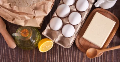 Butter, Eier, Speiseöl und Backzutaten