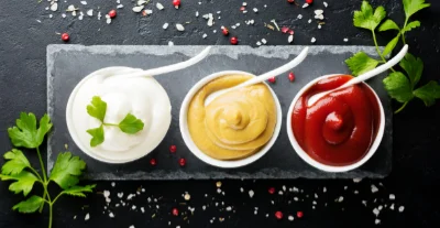 Feinkost-Schälchen mit Mayonnaise, Senf und Ketchup
