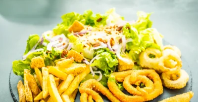 Knackiger Salat mit Pommes frites und Kartoffelspezialitäten